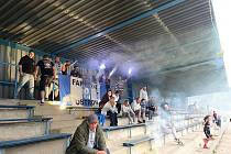 Fanoušci FK Ostrov podporují svůj tým i v nejtěžších chvílích, nedávno vyrazili i na pohárový mač do Staňkova a teď fandili v divizní premiéře.