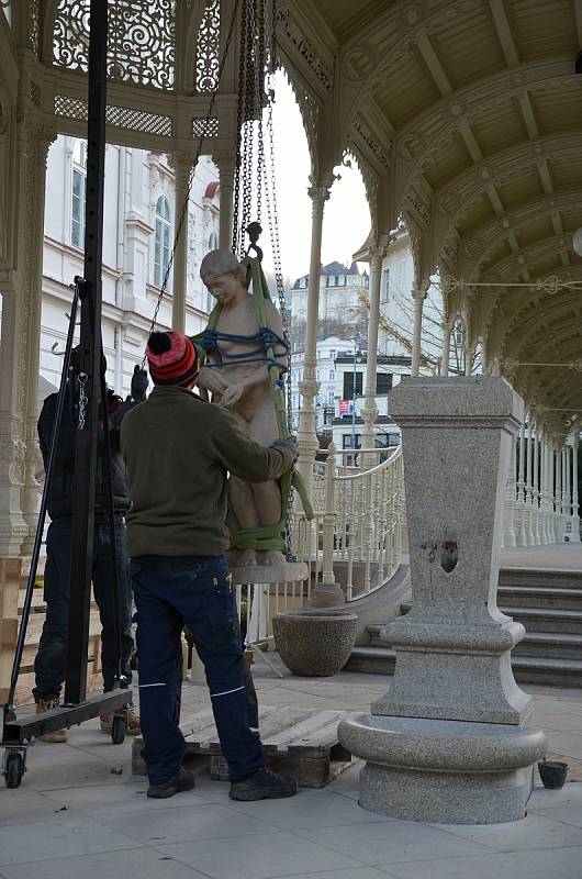 Sadový pramen změnil v rámci rekonstrukce kolonády své místo. Na začátku listopadu restaurátor Miroslav Žán umísťoval s asistentem do kolonády nový sokl a na něj očištěnou sochu Hygie.