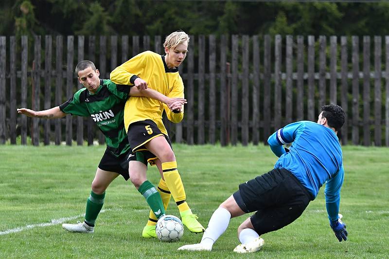 Dvě utkání během týdne odehrál Pernink (v pruhovaném), který nejdříve porazil Žlutice B 9:4, poté však nestačil na Nejdek B, se kterým padl 2:3.