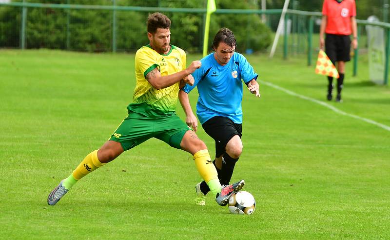 Dvory (ve žlutém) porazily 7:0 výběr Lomnice.