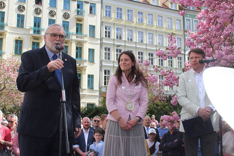 Odhalení sochy přihlížely tisícovky Karlovaráků.