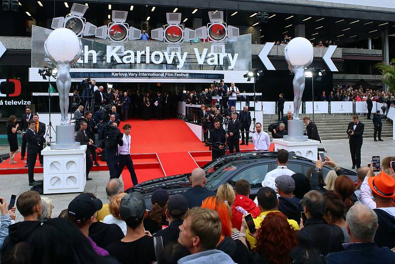 Příjezdem hostů na červený koberec hotelu Thermal začal 56. ročník Mezinárodního filmového festivalu Karlovy Vary.
