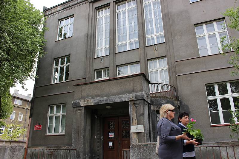 Historická část keramické školy v Karlových Varech není v nejlepší kondici. Zvláště část, kde jsou byty, je v havarijním stavu. Lidé je proto museli opustit a patrně se zpět už nevrátí.