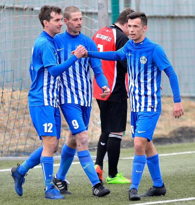 Vstup do jarní části krajského přeboru měli fotbalisté ostrovského FK (v pruhovaném) vítězný. Na svém hřišti deklasovali v poměru 8:0 chodovský Spartak (v červenočerném).