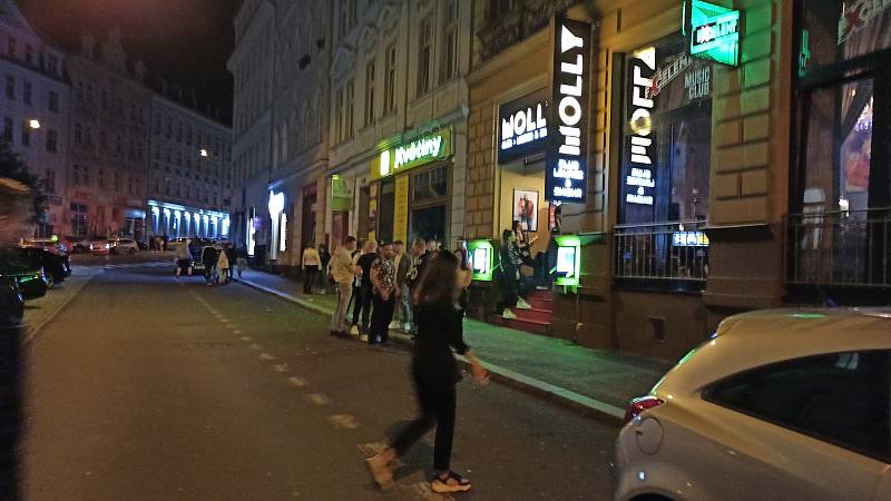 Takto to v poslední době vypadá během pátečních a sobotních nocí v centru Karlových Varů.