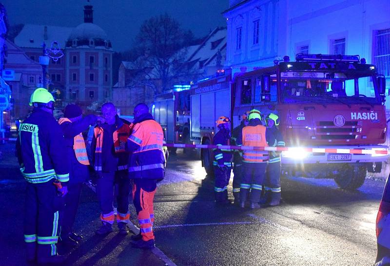 Zásah hasičů v penzionu v Bečově nad Teplou, kde se při oslavě propadla podlaha. 