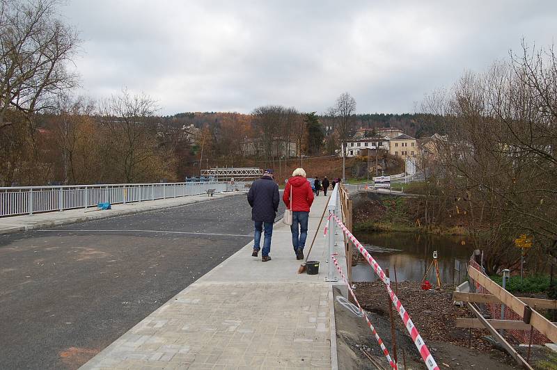 Sobotního Dne otevřených dveří na Doubském mostě si nenechala ujít asi stovka zájemců. Most si mohli projít celý.