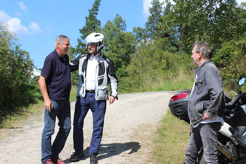 Štěpán Romuald Rob při příjezdu do Dražova na svém skútru, kde žehnal obnovené zvoničce. Její realizaci inicioval i herec Ondřej Pavelka.