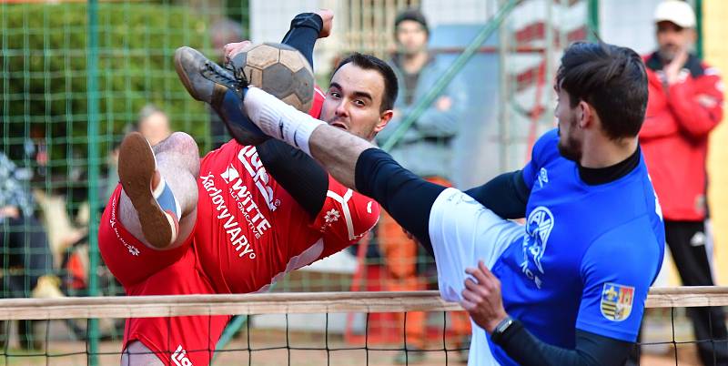 Extraligový bronz si připsali na konto nohejbalisté SK Liapor Karlovy Vary, kteří v semifinále ztroskotali na výběru Čakovic, který si tak okusí nástrahy Superfinále.