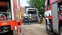 Plameny zničily kabinu náklaďáku