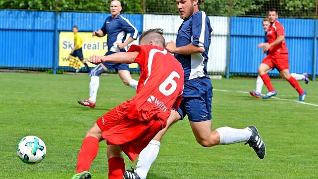 Ve druhém podzimní kole nejdecké béčko ( v červeném) zvládlo derby horalů, když Nové Hamry (v modrém) pokořily v poměru 4:0.