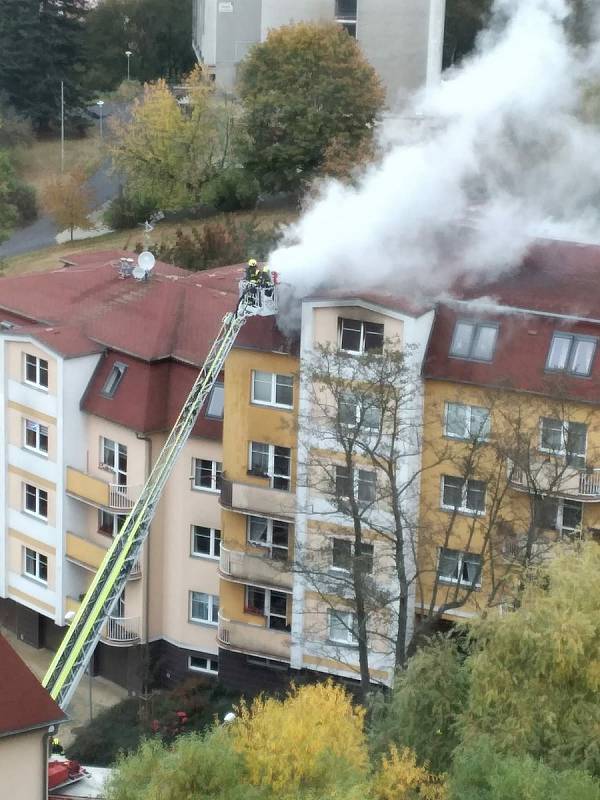 Požár zcela zničil byt v podkroví. Obyvatelé našli dočasný azyl v hotelu. Foto: Redakce
