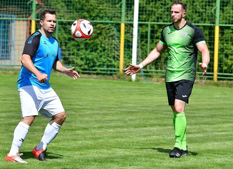 Fotbalisté Vintířova na závěr krajského přeboru zdemolovali Hroznětín v poměru 8:1, a pak se mohli naplno pustit do mistrovských oslav.