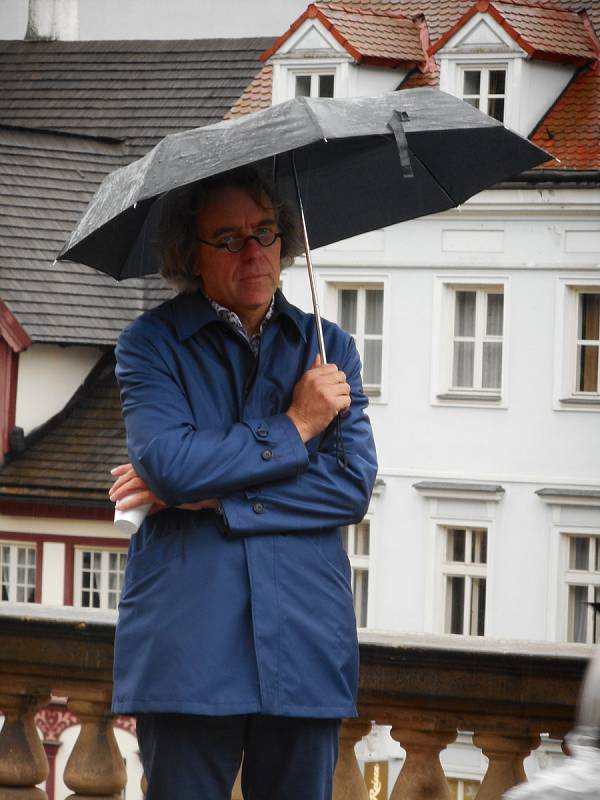 Kancelář architektury města Karlovy Vary podnikla v pondělí i za nepříznivého počasí komentovanou prohlídku městem, která měla několik zastavení. Hlavní téma byl možný zápis lázeňského trojúhelníku na seznam UNESCO.