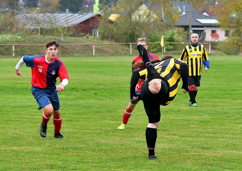 Sadov (v pruhovaném) před svými fanoušky udolal v poměru 2:1 béčko Nové Role.