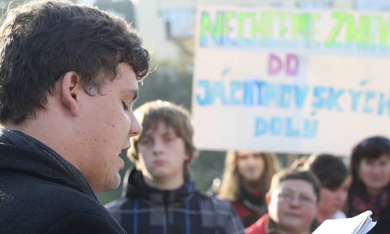 Demonstrace proti KSČM. Karlovaráci se bouří proti vítězům krajských voleb.