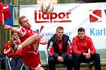 Nohejbalisté SK Liapor Witte Karlovy Vary (v červeném) se v dalším kole extraligy rozešli smírně se Spartakem Čelákovice 5:5.