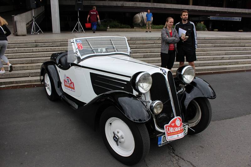 Účastníci 5. ročníku Carlsbad Classic, veteránské soutěže automobilů.