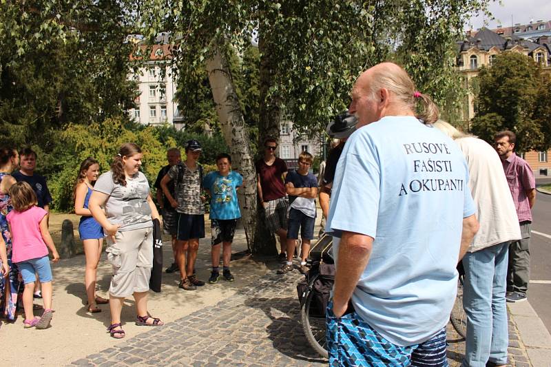 Kolem padesátky lidí se v Karlových Varech zúčastnilo vzpomínkového pochodu centrem lázní k ruskému konzulátu.