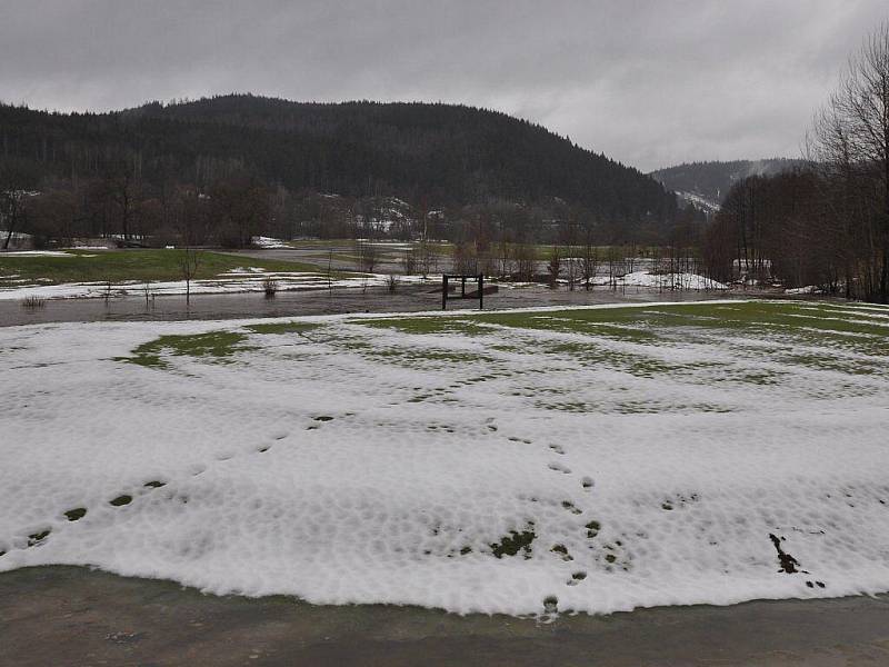 Rozvodněná řeka Teplá zaplavila také golfové hřiště v Cihelnách na Karlovarsku