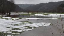 Rozvodněná řeka Teplá zaplavila také golfové hřiště v Cihelnách na Karlovarsku