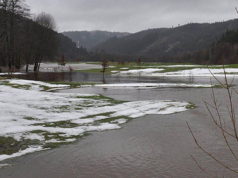Rozvodněná řeka Teplá zaplavila také golfové hřiště v Cihelnách na Karlovarsku
