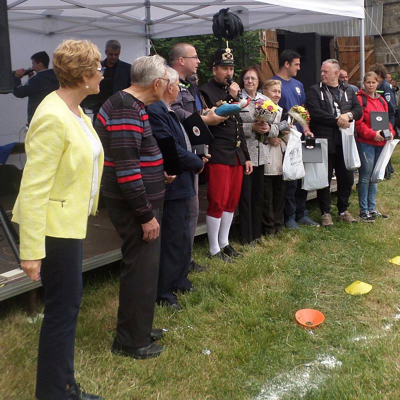 Soutěže štafet v pití piva na čas se zúčastnilo sto lidí. Na Abertamské pouti byla dobrá zábava.