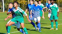 Fotbalisté Ostrova (v pruhovaném) nestačili v domácím prostředí na pražský Meteor, se kterým prohráli 0:2.