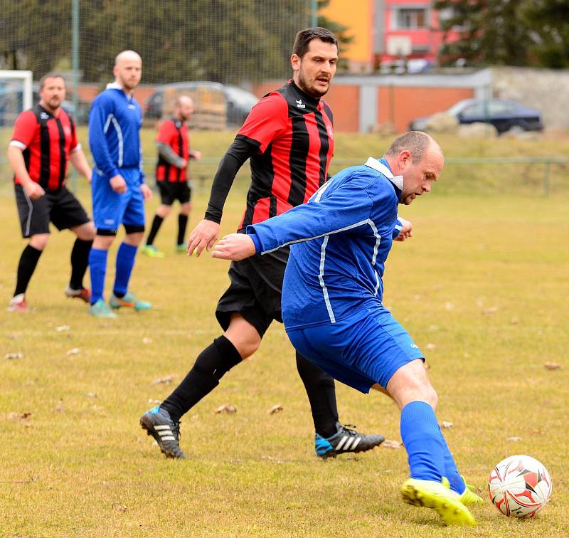 Výhru 3:0 si připsal o víkendu na svůj účet sadovský Sokol (v pruhovaném), když bez větších potíží pokořil Hroznětín B (v modrém).