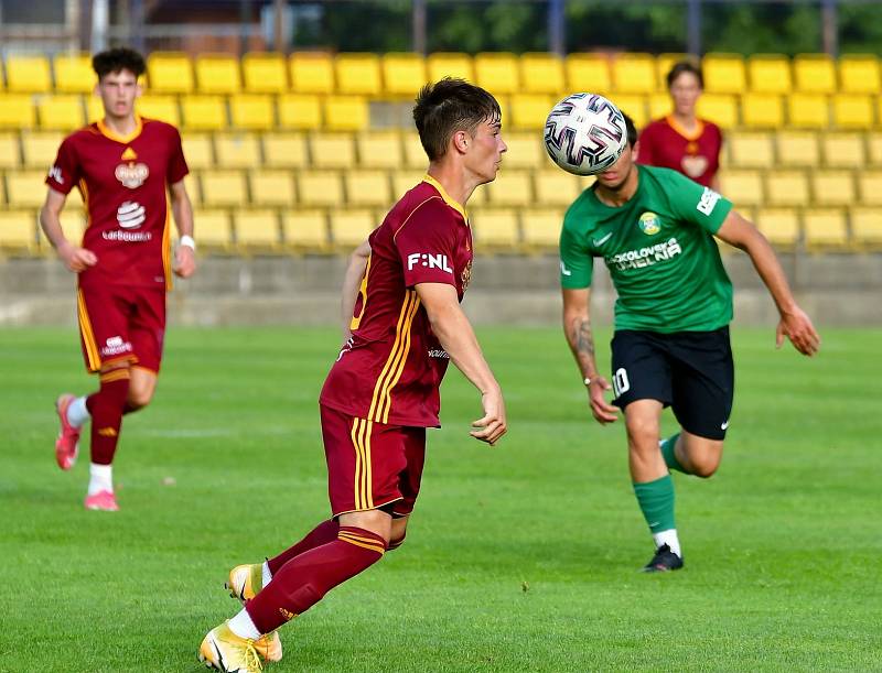 Čtyři branky museli skousnout fotbalisté Baníku Sokolov v duelu s béčkem Dukly Praha na stadionu v Blšanech.