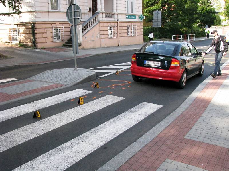 Auto před školou srazilo devítiletého školáka