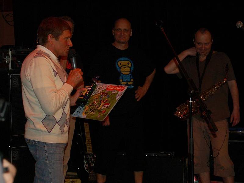 Legendární rocková kapela Mňága a Žďorp hrála v pátek večer v klubu Paderewski. Během večera kapela pokřtila své nové album s názvem Takže dobrý. Kmotrem desky byl nestárnoucí dostihový jezdec Josef Váňa.