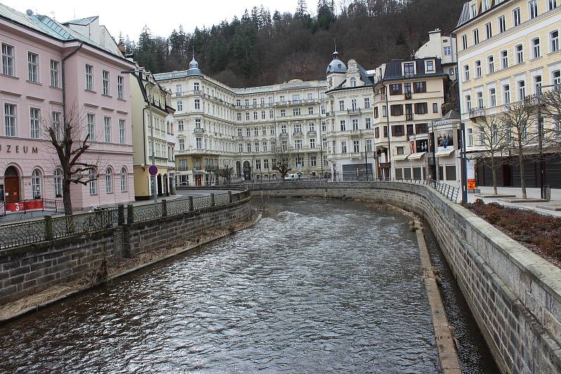 Prázdné ulice v lázeňském centru poblíž hotelu Pupp.