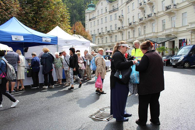 Porcelán i folklor láká stovky lidí.