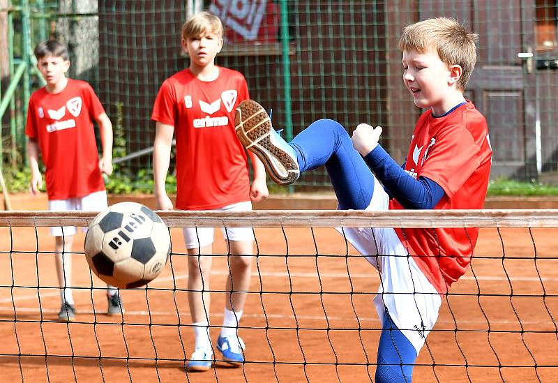 Elita nejmladší generace českých nohejbalistů měla o uplynulém víkendu dostaveníčko v Karlových Varech.