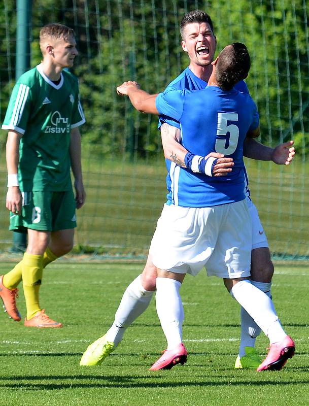 Ostrovský FK (v modrém) si připsal na účet velmi cennou výhru, když v derby pokořil karlovarský 1.FC (v zeleném) v poměru 3:2.