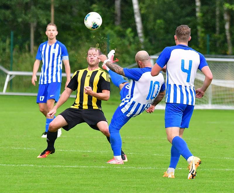 V nastaveném čase rozhodl brankou na 3:2 o výhře Březové v souboji s Ostrovem útočník David Vaněček.