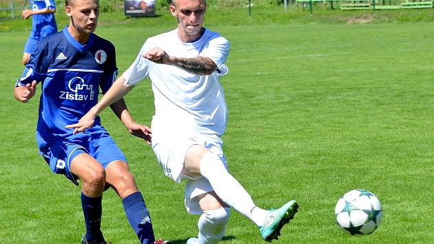 Karlovarská Slavia (v modrém) obstála v generálce, kterou vyhrála 2:0 nad Chomutovem (v bílém).