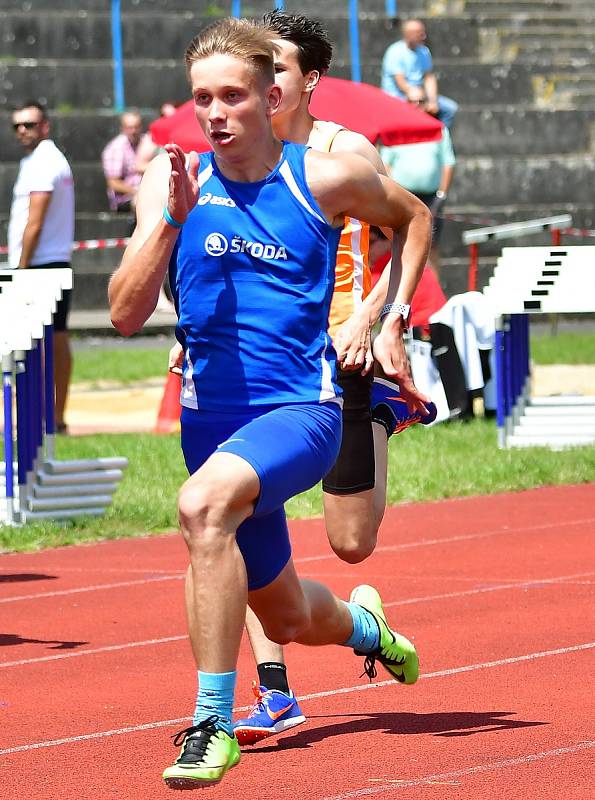 Atletická bitva tří krajů. Tu hostily o víkendu v rámci 1. kola OMD dorostu a juniorů Karlovarského, Plzeňského a Jihočeského kraje Karlovy Vary.