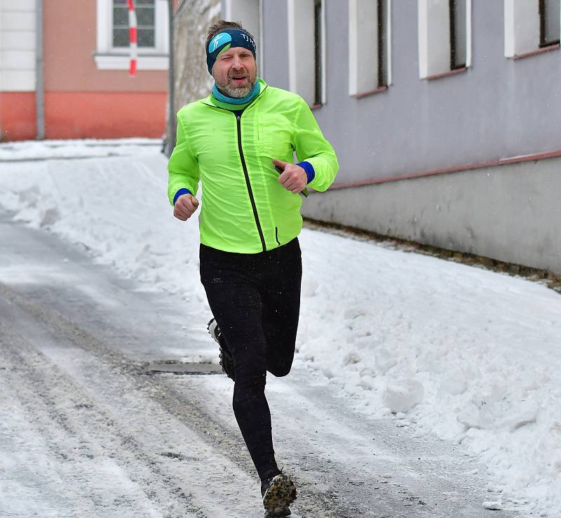 Dvanáctým dílem pokračoval o víkendu 20. ročník Zimního běžeckého poháru Kadaň. Tentokrát čekal závodníky, kterých se sešlo na startovním roštu 186, desetikilometrový Běh historickou Kadaní.