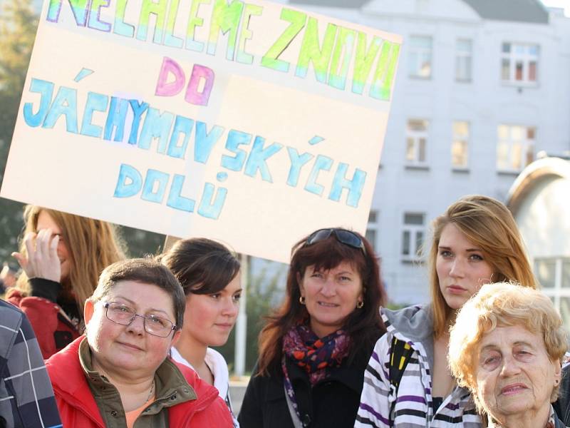 Demonstrace proti KSČM. Karlovaráci se bouří proti vítězům krajských voleb.