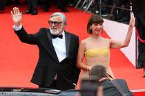 Příjezdem hostů na červený koberec hotelu Thermal začal 56. ročník Mezinárodního filmového festivalu Karlovy Vary.Na snímku Jiří Bartoška s manželkou Andreou.