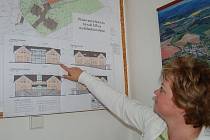 Přestavba mateřinky. Starostka Monika Brabcová ukazuje studii na rekonstrukci bývalé mateřské školy.
