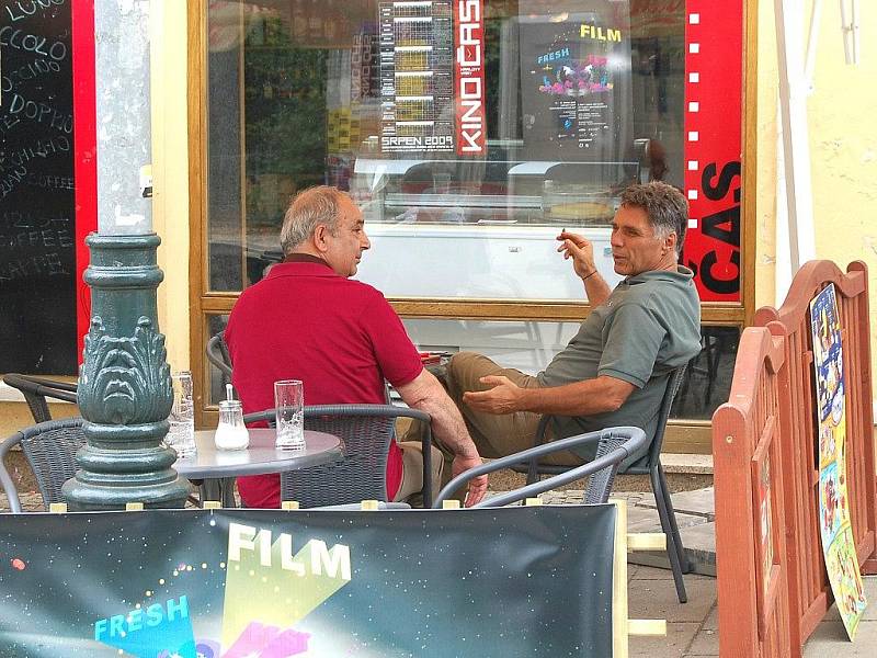 Cigareta venku. Řada lidí si přes léto dává oblíbenou cigaretu raději na zahrádce. Nenutí tak nekuřáky vdechovat kouř. Možná to bude časem jediná možnost,  jak si v restaurací zapálit.