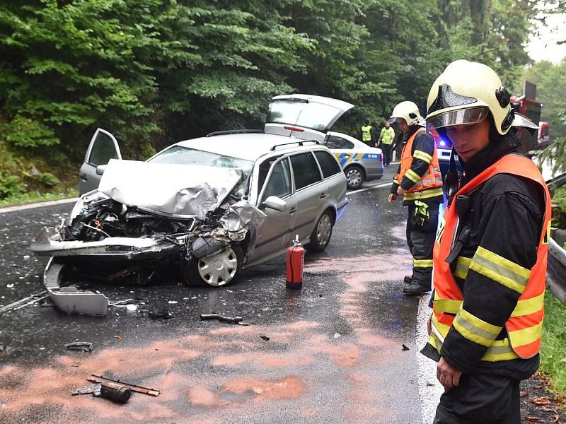 Nehoda autobusu a auta u Bečova nad Teplou