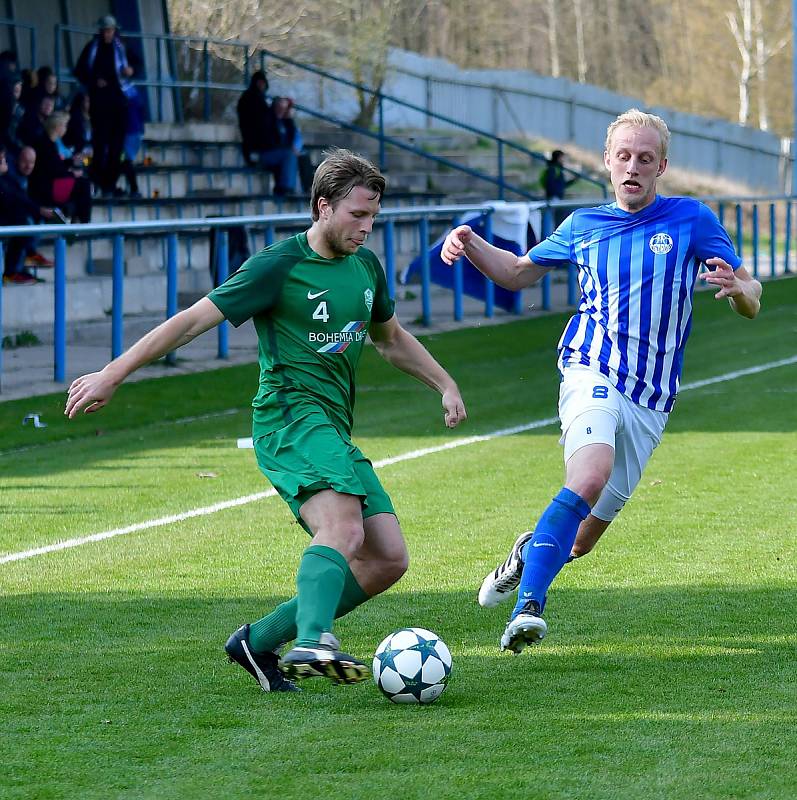 Fotbalisté Ostrova dosáhli proti Nymburku (v zeleném) na důležitou výhru 3:2.