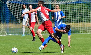 Fotbalisté FK Ostrov (na archivním snímku hráči v modrých dresech) v sobotu dopoledne deklasovali Tachov vysoko 5:0.