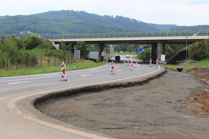 Sjezd z průtahu bude od září bezpečnější. Rampa se nyní předělává.