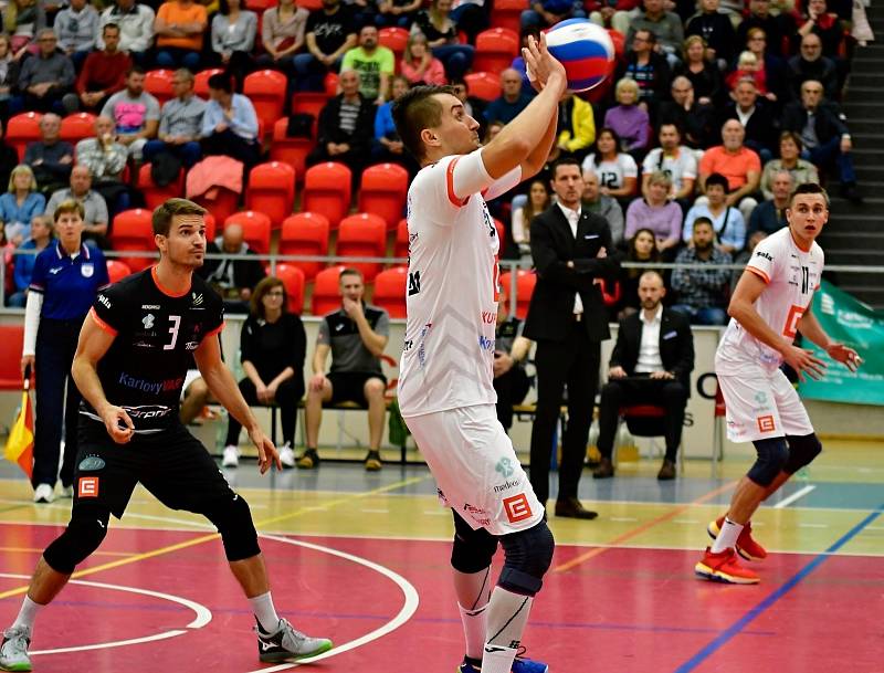 Karlovarsko vstoupilo do extraligy vítězstvím, když porazilo Zlín 3:0.