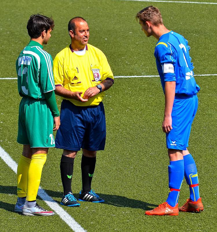 Karlovarské 1.FC (v zeleném) ovládlo krajský přebor dorostu, když v závěrečném kole završilo soutěž výhrou 7:1 nad Sedlecem (v modrém).